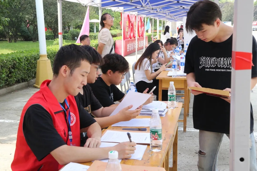 華翔學(xué)院新生報(bào)到，迎新啦！